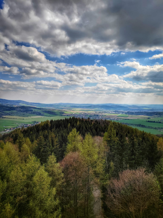 FOTOGALERIE: Bukovka stojí v malebné přírodě