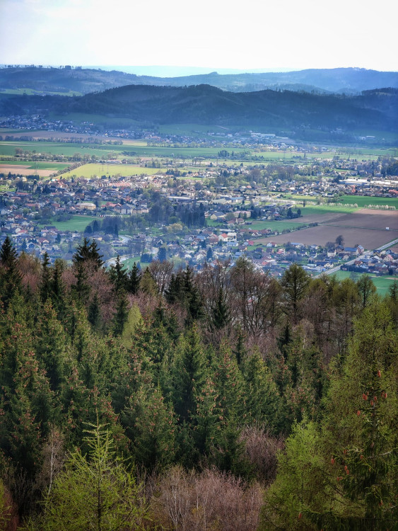 FOTOGALERIE: Bukovka stojí v malebné přírodě