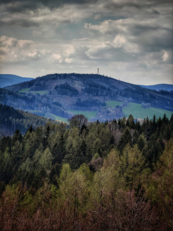 FOTOGALERIE: Bukovka stojí v malebné přírodě