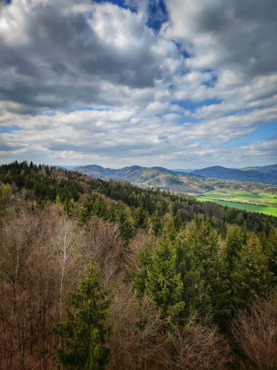 FOTOGALERIE: Bukovka stojí v malebné přírodě
