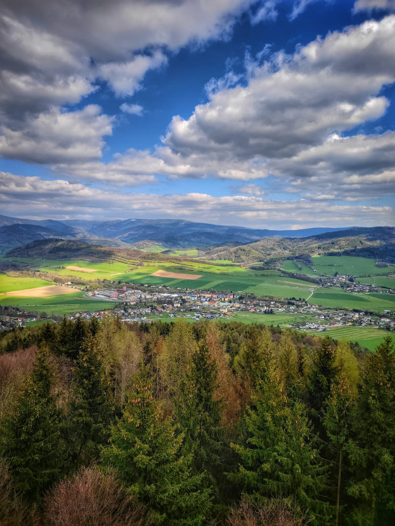 FOTOGALERIE: Bukovka stojí v malebné přírodě