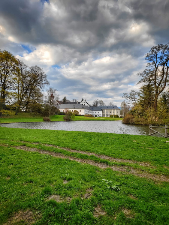 FOTOGALERIE: Bukovka stojí v malebné přírodě