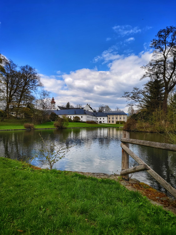 FOTOGALERIE: Bukovka stojí v malebné přírodě