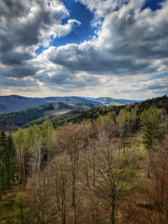 FOTOGALERIE: Bukovka stojí v malebné přírodě