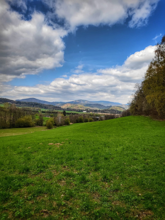 FOTOGALERIE: Bukovka stojí v malebné přírodě