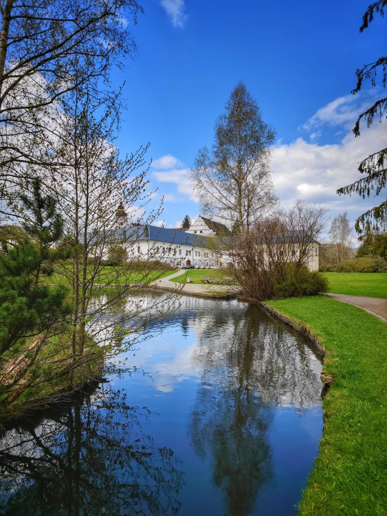 FOTOGALERIE: Bukovka stojí v malebné přírodě