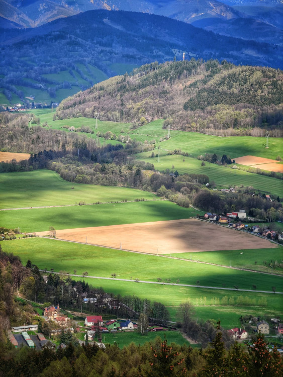 FOTOGALERIE: Bukovka stojí v malebné přírodě