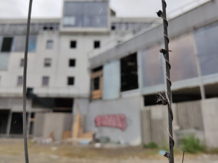 FOTOGALERIE: Skelněné peklo se začíná vyklízet