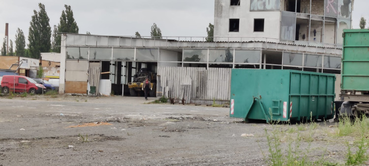 FOTOGALERIE: Skelněné peklo se začíná vyklízet