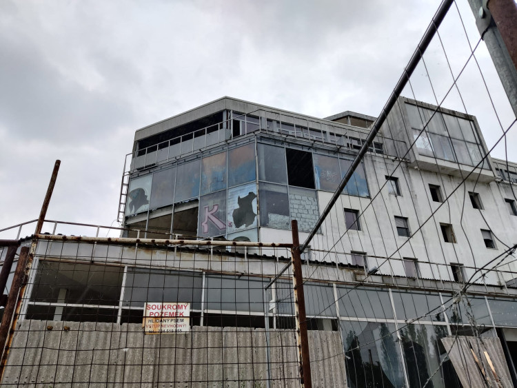 FOTOGALERIE: Skelněné peklo se začíná vyklízet