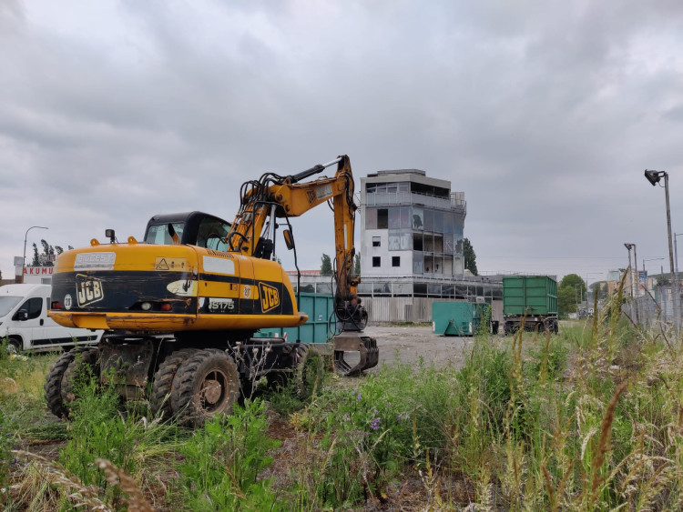 FOTOGALERIE: Skelněné peklo se začíná vyklízet