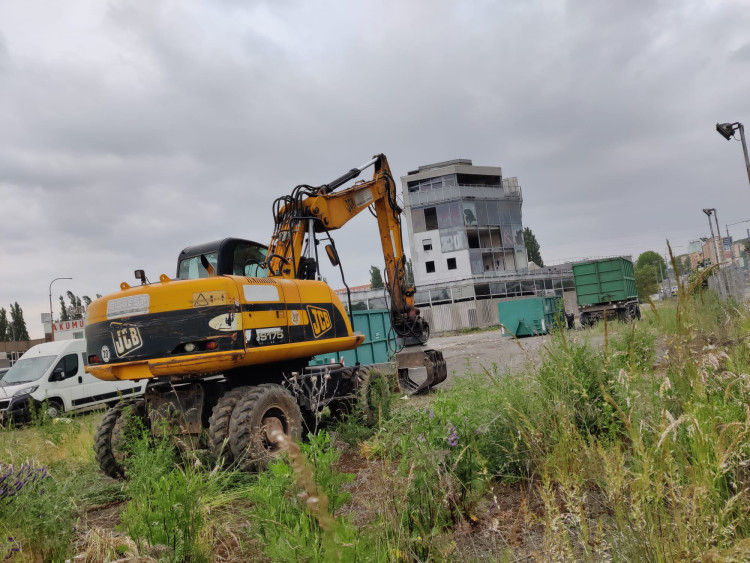 FOTOGALERIE: Skelněné peklo se začíná vyklízet
