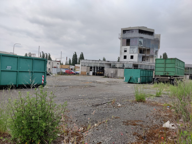 FOTOGALERIE: Skelněné peklo se začíná vyklízet