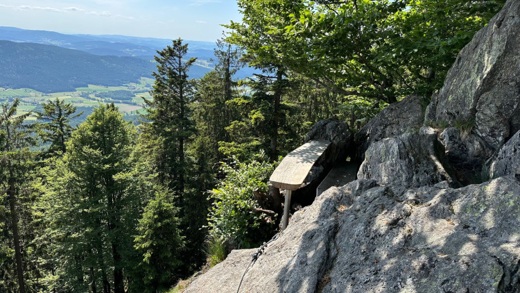 Adrenalinová lavička nad propastí