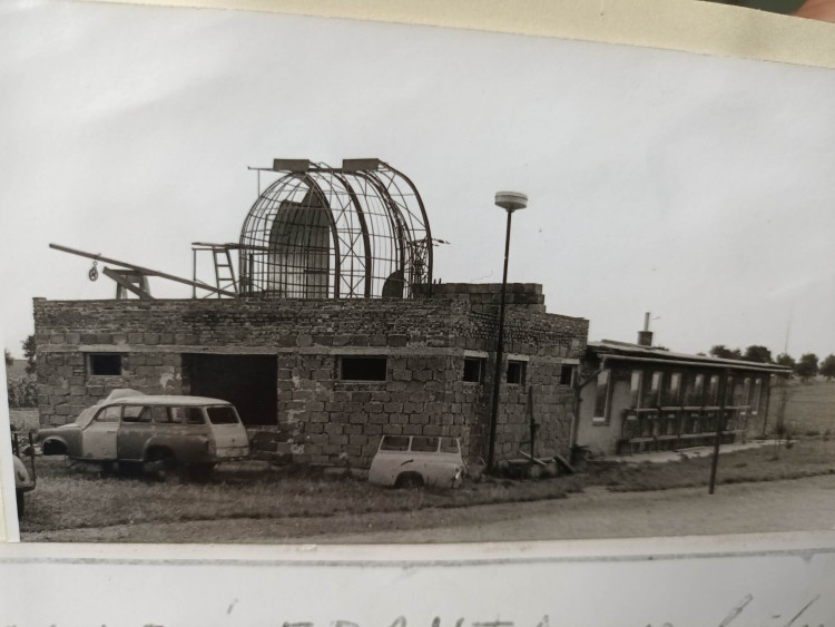 FOTOGALERIE: Hvězdárna s refraktorem postavená téměř na koleně