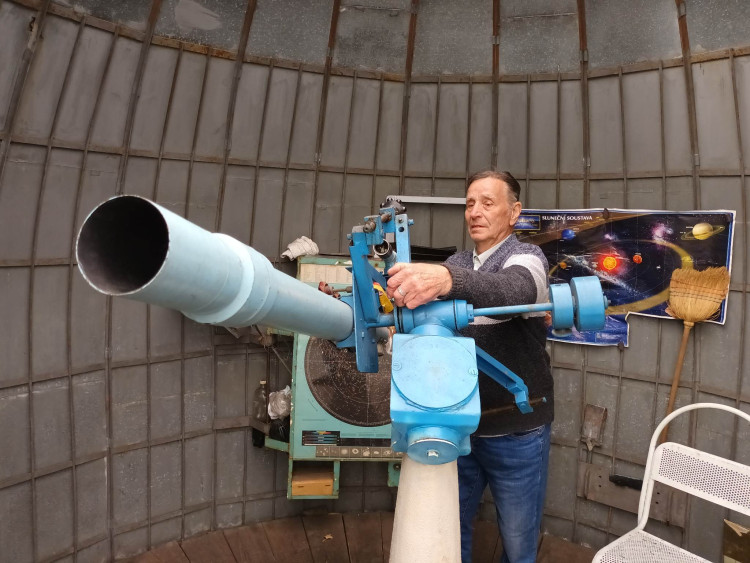 FOTOGALERIE: Hvězdárna s refraktorem postavená téměř na koleně