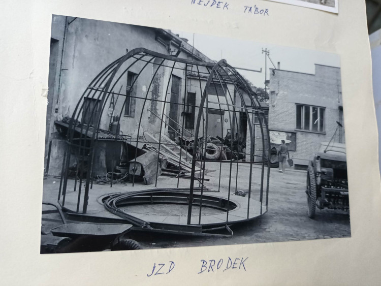 FOTOGALERIE: Hvězdárna s refraktorem postavená téměř na koleně