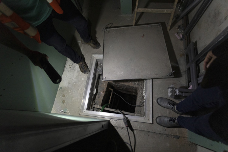 Pod budovou je jímka s vodou