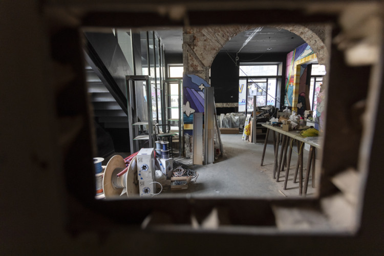 Pohled do zavřené kavárny, kterou čeká také rekonstrukce