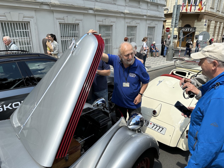 FOTOGALERIE: Centrum Prahy zaplnila historická auta, vydají se na závod do Bratislavy a zpět