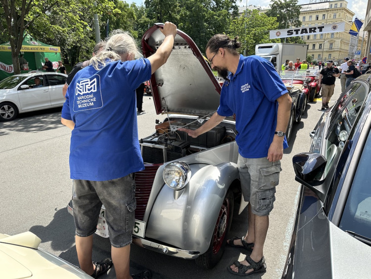 FOTOGALERIE: Centrum Prahy zaplnila historická auta, vydají se na závod do Bratislavy a zpět