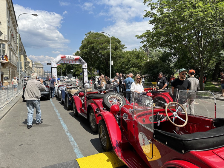 FOTOGALERIE: Centrum Prahy zaplnila historická auta, vydají se na závod do Bratislavy a zpět