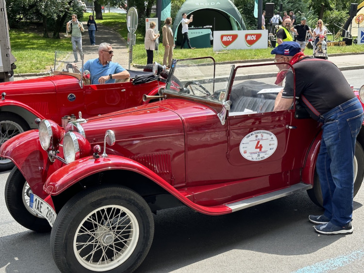 FOTOGALERIE: Centrum Prahy zaplnila historická auta, vydají se na závod do Bratislavy a zpět
