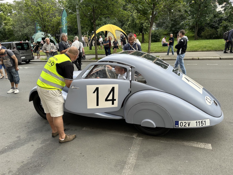FOTOGALERIE: Centrum Prahy zaplnila historická auta, vydají se na závod do Bratislavy a zpět
