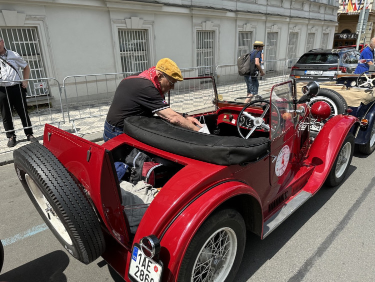 FOTOGALERIE: Centrum Prahy zaplnila historická auta, vydají se na závod do Bratislavy a zpět