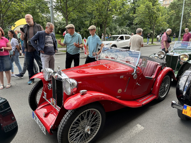 FOTOGALERIE: Centrum Prahy zaplnila historická auta, vydají se na závod do Bratislavy a zpět
