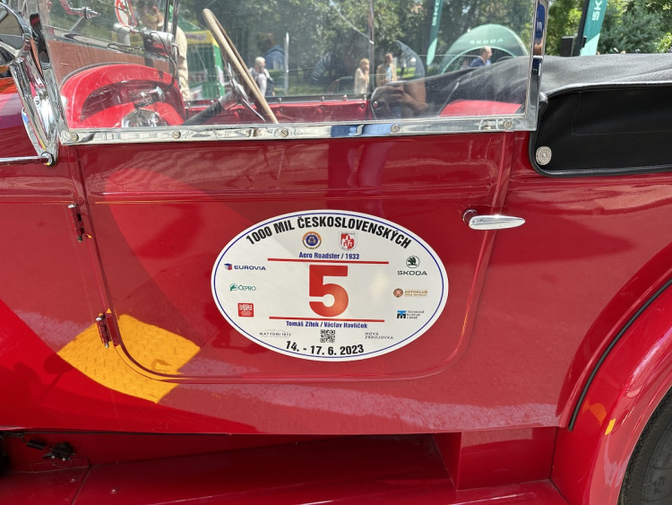 FOTOGALERIE: Centrum Prahy zaplnila historická auta, vydají se na závod do Bratislavy a zpět