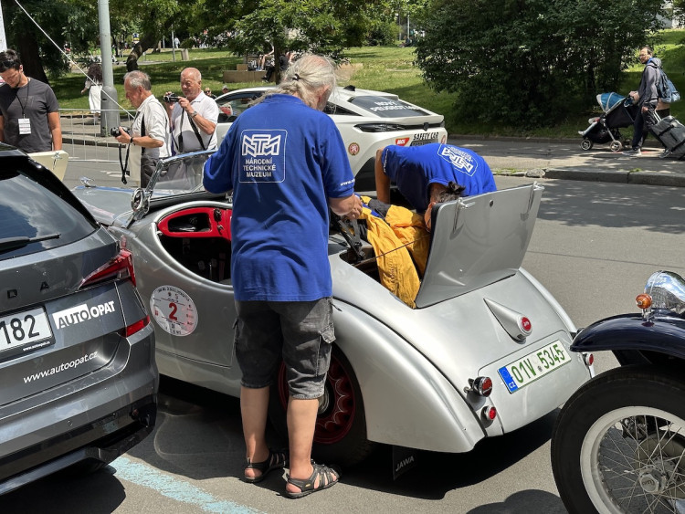FOTOGALERIE: Centrum Prahy zaplnila historická auta, vydají se na závod do Bratislavy a zpět