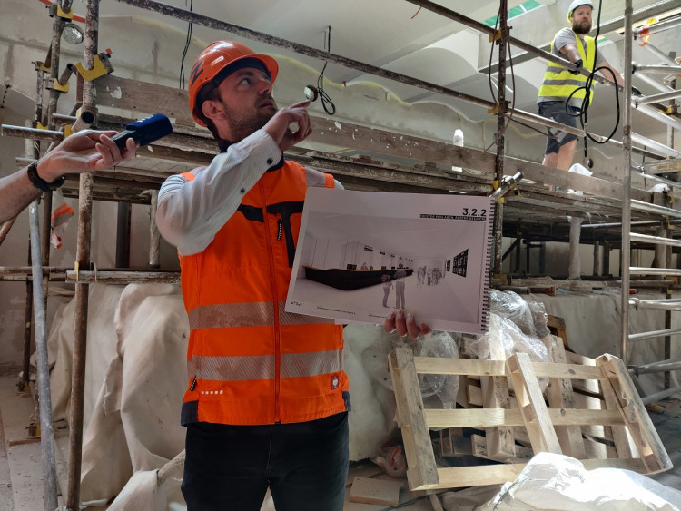 Petr Toman z investorské Správy železnic představuje prostory nových pokladen.