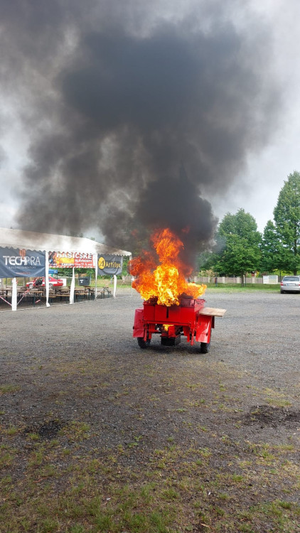 Polní kuchyň v plamenech