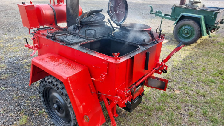 Polní kuchyň v plamenech