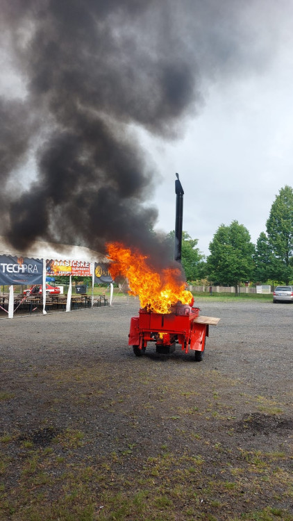 Polní kuchyň v plamenech