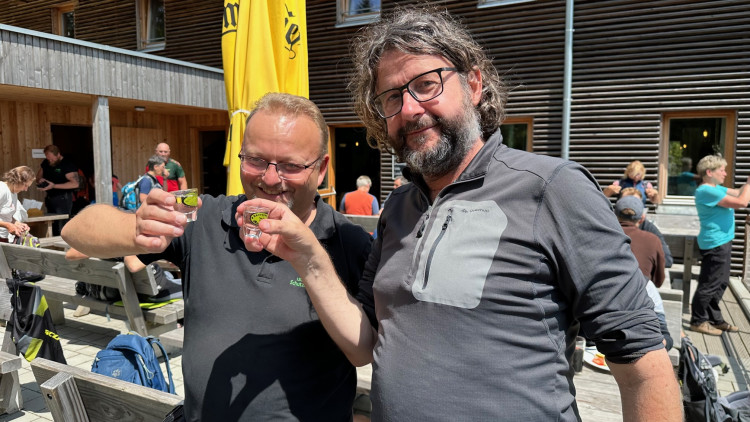 Honza Vítek (vlevo) rád přivítá v německé restauraci české turisty