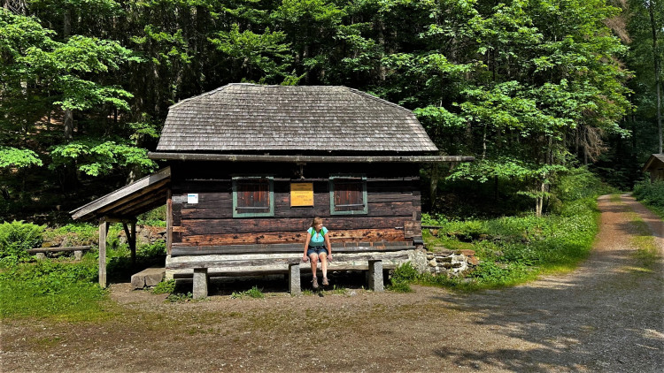 Útulna na hrázi plavební nádržky
