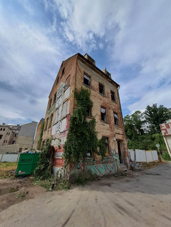 Bourání zástavby na Papíráku, dům s Večerníčkem