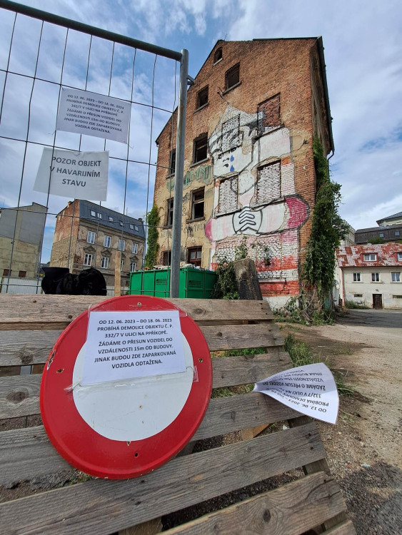 Bourání zástavby na Papíráku, dům s Večerníčkem