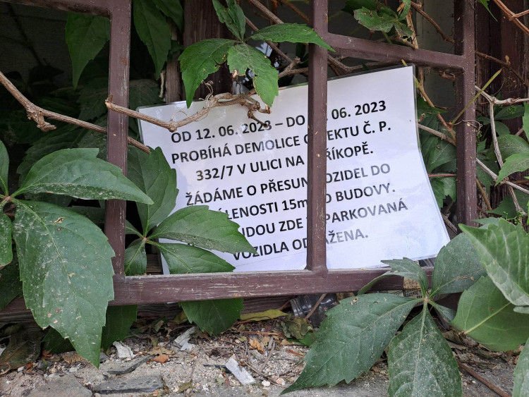 Bourání zástavby na Papíráku, dům s Večerníčkem