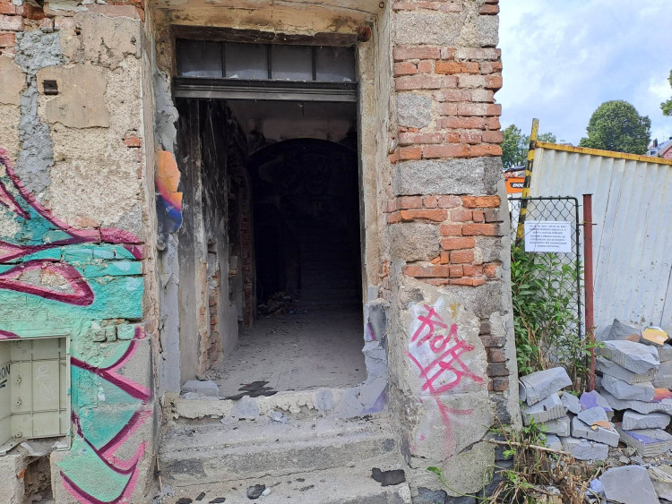 Bourání zástavby na Papíráku, dům s Večerníčkem