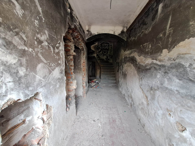 Bourání zástavby na Papíráku, dům s Večerníčkem