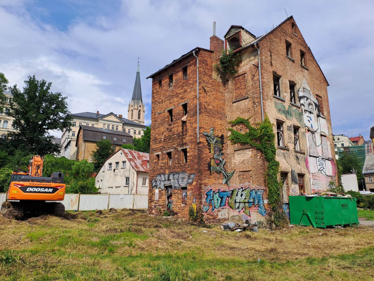 Bourání zástavby na Papíráku, dům s Večerníčkem