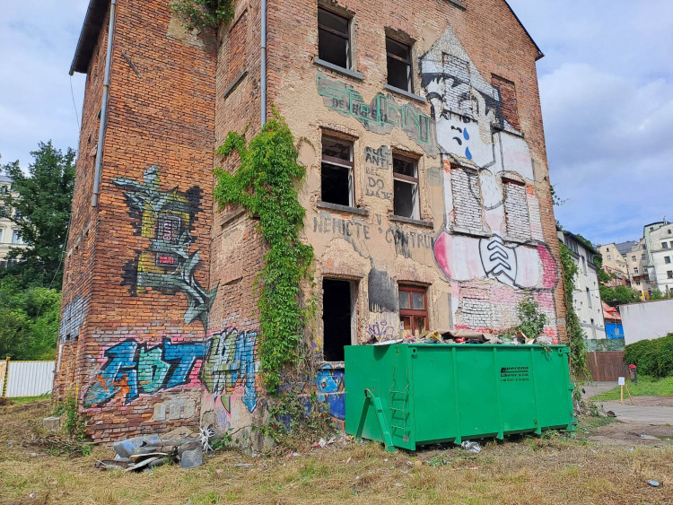 Bourání zástavby na Papíráku, dům s Večerníčkem