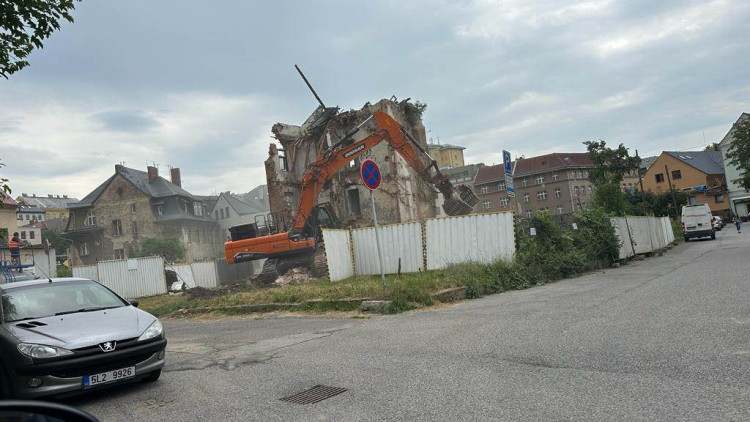 Bourání zástavby na Papíráku, dům s Večerníčkem