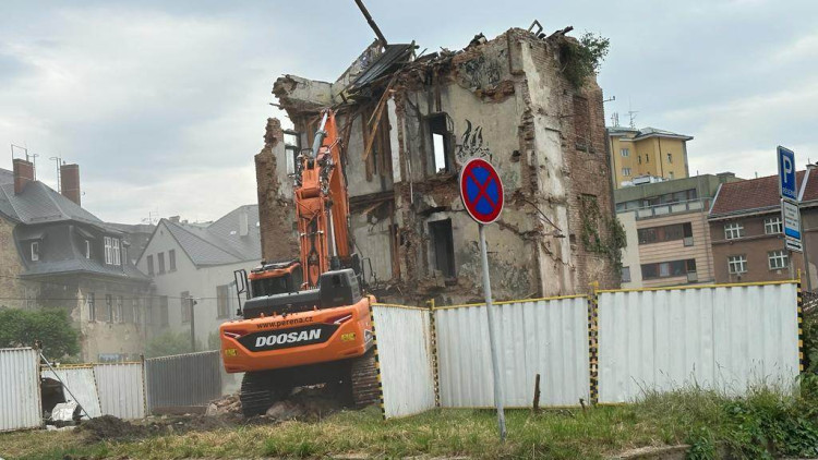 Bourání zástavby na Papíráku, dům s Večerníčkem