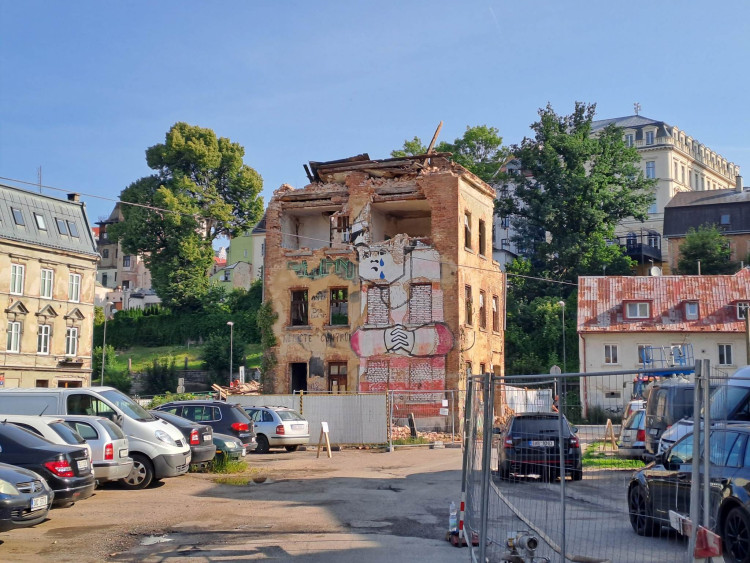 Bourání zástavby na Papíráku, dům s Večerníčkem