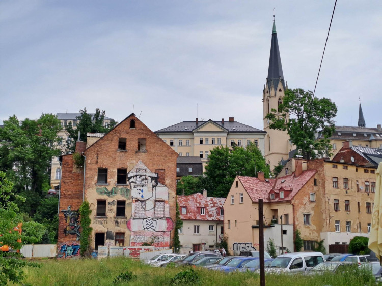 Bourání zástavby na Papíráku, dům s Večerníčkem