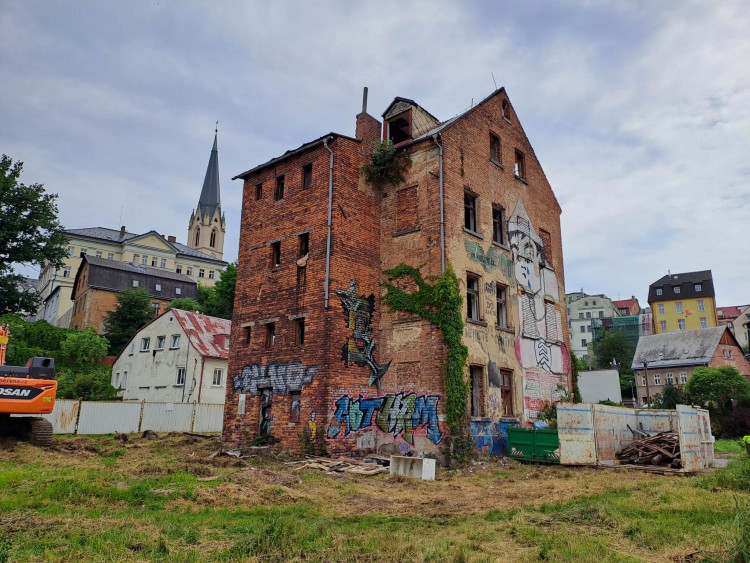 Bourání zástavby na Papíráku, dům s Večerníčkem